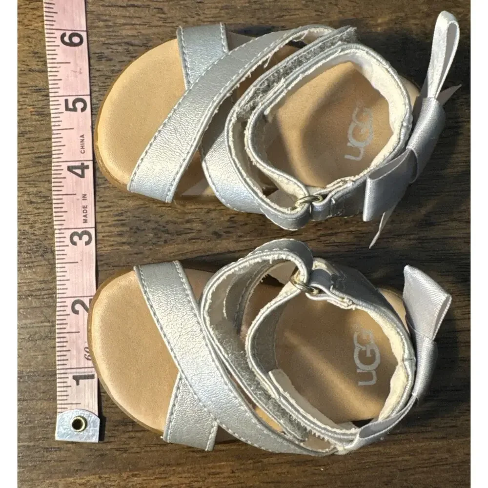 Ugg Girl Toddler Sandals size 2 / 3‎ Silver